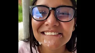 sexy colombiana mamandole la verga a su vecino en publico es pillada